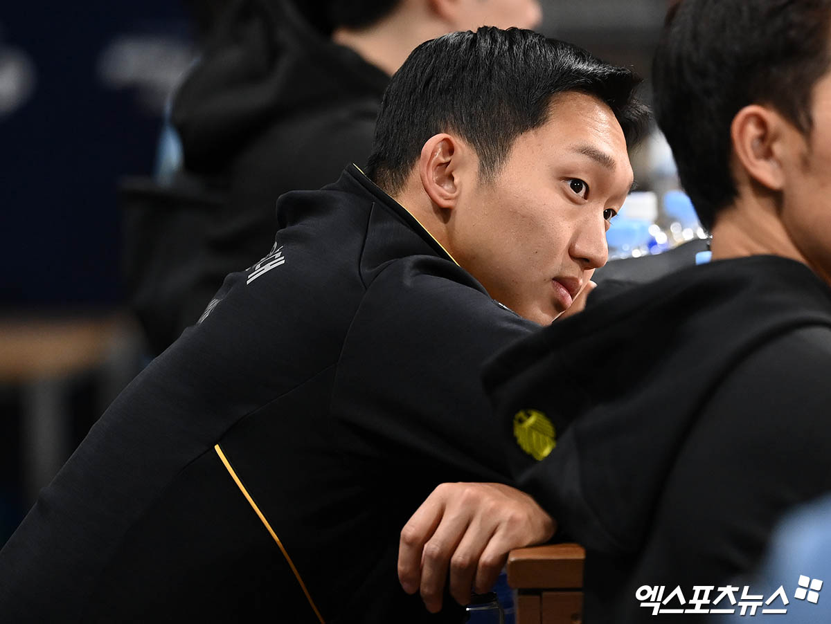 6일 오후 서울 구로구 고척스카이돔에서 열린 2024 WBSC(세계야구소프트볼연맹) 프리미어12 대한민국 야구 대표팀과 상무와의 평가전 경기, 상무 구창모가 더그아웃에서 경기를 지켜보고 있다. 엑스포츠뉴스 DB