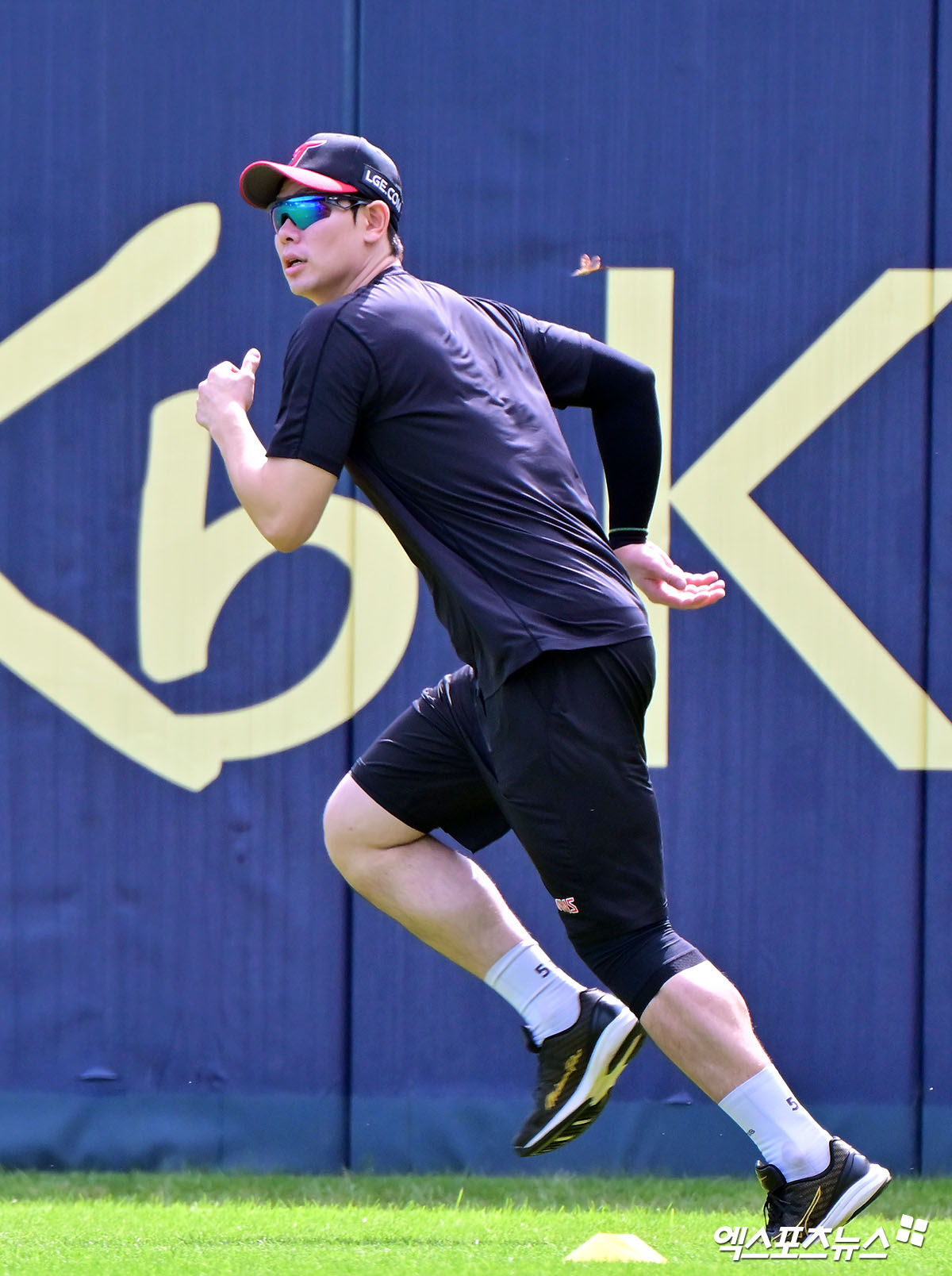 30일 오후 서울 송파구 잠실야구장에서 열리는 '2025 신한 SOL Bank KBO리그' 키움 히어로즈와 LG 트윈스의 경기, LG 홍창기가 러닝을 하고 있다. 엑스포츠뉴스 DB