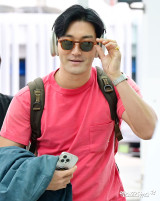 Super Junior’s Choi Si-won Turns Heads with Bold Sunglasses at Incheon Airport