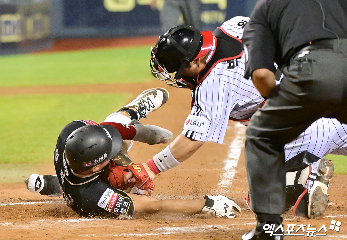 11일 오후 서울 송파구 잠실야구장에서 열린 '2025 신한 SOL Bank KBO리그' KT 위즈와 LG 트윈스의 경기, 7회초 무사 1,3루 KT 황재균이 강현우의 스퀴즈 번트때 홈으로 쇄도하고 있다. 엑스포츠뉴스 DB