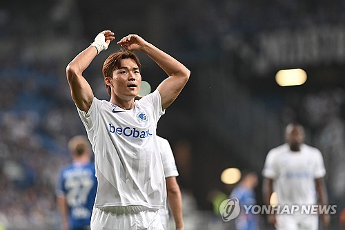 독일 유력 매체 '빌트'가 오현규를 향해 막말을 쏟아냈다. 올여름 독일 분데스리가의 슈투트가르트 이적 직전까지 갔으나 메디컬 테스트 이후 이적이 무산되며 KRC 헹크에 잔류한 오현규에 대해 '빌트'는 슈투트가르트가 위험을 감수하면서까지 그를 영입할 이유가 없다고 지적했다. 피해를 본 쪽은 오현규와 헹크인데, 지금까지 전혀 문제가 없었던 오현규의 십자인대를 이유로 이적료를 깎으려다 실패한 슈투트가르트를 감싼 것이다. 사진 연합뉴스