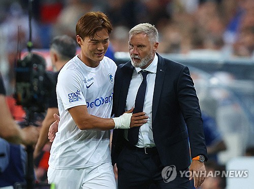 독일 유력 매체 '빌트'가 오현규를 향해 막말을 쏟아냈다. 올여름 독일 분데스리가의 슈투트가르트 이적 직전까지 갔으나 메디컬 테스트 이후 이적이 무산되며 KRC 헹크에 잔류한 오현규에 대해 '빌트'는 슈투트가르트가 위험을 감수하면서까지 그를 영입할 이유가 없다고 지적했다. 피해를 본 쪽은 오현규와 헹크인데, 지금까지 전혀 문제가 없었던 오현규의 십자인대를 이유로 이적료를 깎으려다 실패한 슈투트가르트를 감싼 것이다. 사진 연합뉴스