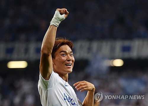 독일 유력 매체 '빌트'가 오현규를 향해 막말을 쏟아냈다. 올여름 독일 분데스리가의 슈투트가르트 이적 직전까지 갔으나 메디컬 테스트 이후 이적이 무산되며 KRC 헹크에 잔류한 오현규에 대해 '빌트'는 슈투트가르트가 위험을 감수하면서까지 그를 영입할 이유가 없다고 지적했다. 피해를 본 쪽은 오현규와 헹크인데, 지금까지 전혀 문제가 없었던 오현규의 십자인대를 이유로 이적료를 깎으려다 실패한 슈투트가르트를 감싼 것이다. 사진 연합뉴스