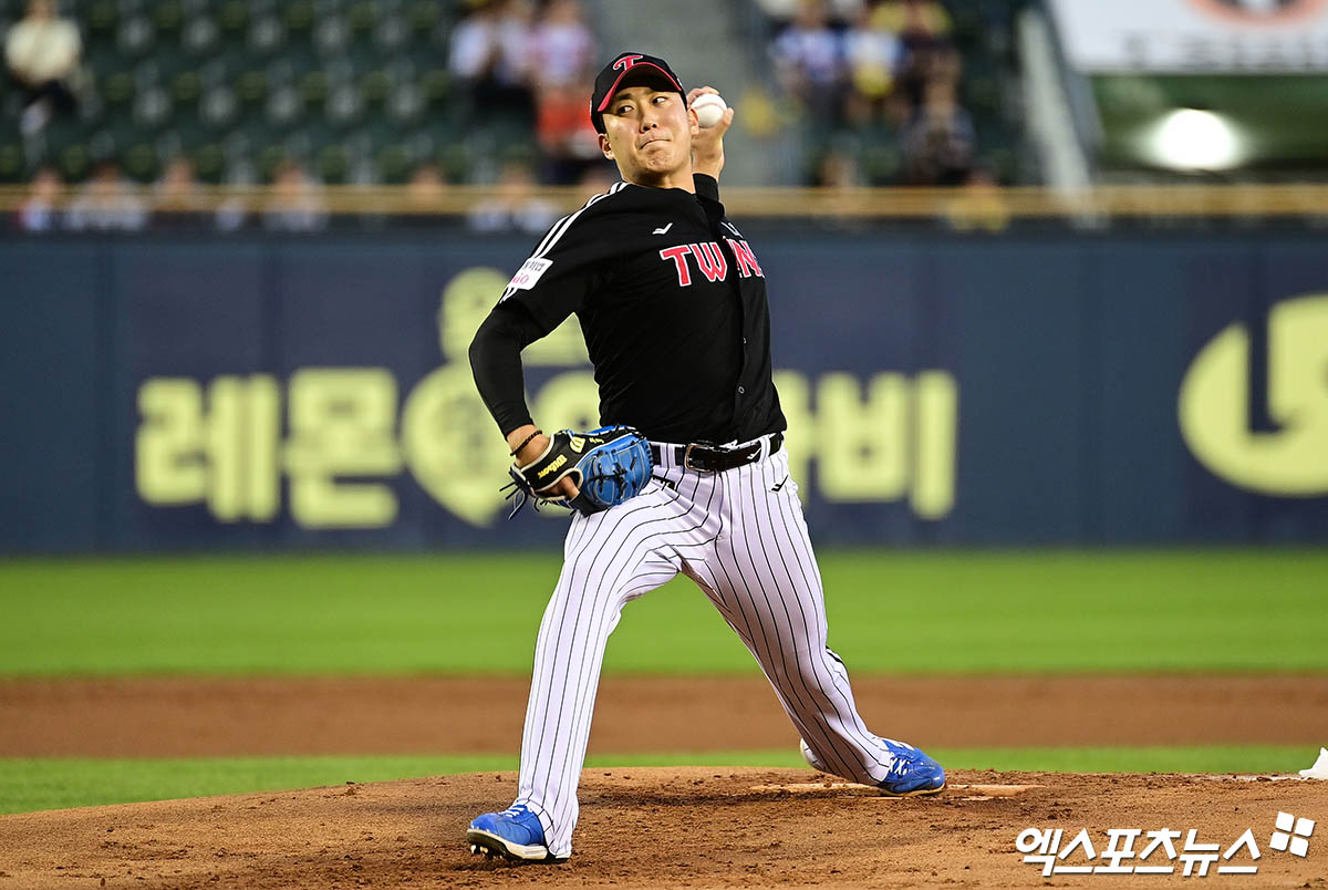 10일 오후 서울 송파구 잠실야구장에서 열린 '2025 신한 SOL Bank KBO리그' LG 트윈스와 두산 베어스의 경기, 1회말 LG 선발투수 손주영이 역투하고 있다. 엑스포츠뉴스 DB