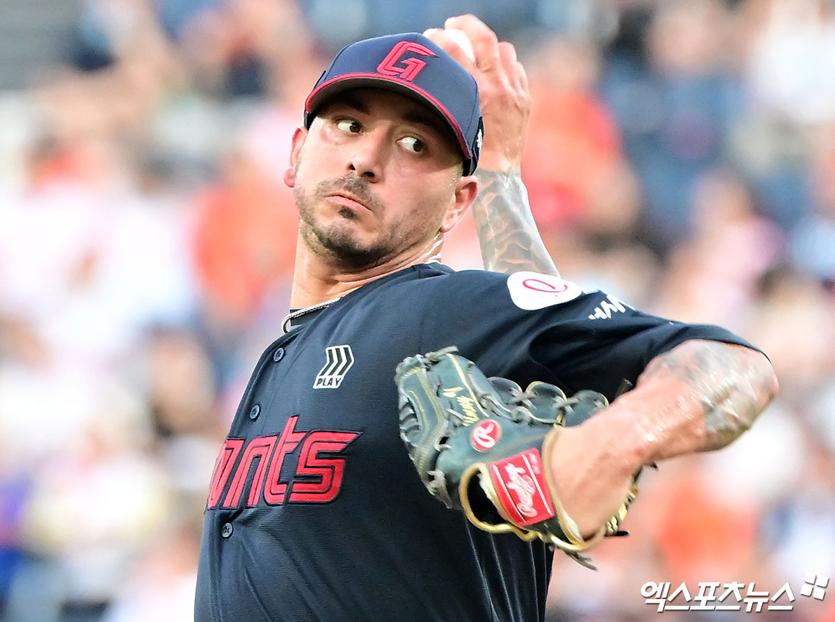 롯데 자이언츠 빈스 벨라스케즈가 13일 부산 사직야구장에서 열린 2025 신한 SOL Bank KBO리그 SSG 랜더스와 홈경기에 선발 등판, 1회를 채 마치지 못하고 ⅔이닝 5피안타 1볼넷 2탈삼진 5실점 조기강판 됐다. 엑스포츠뉴스DB