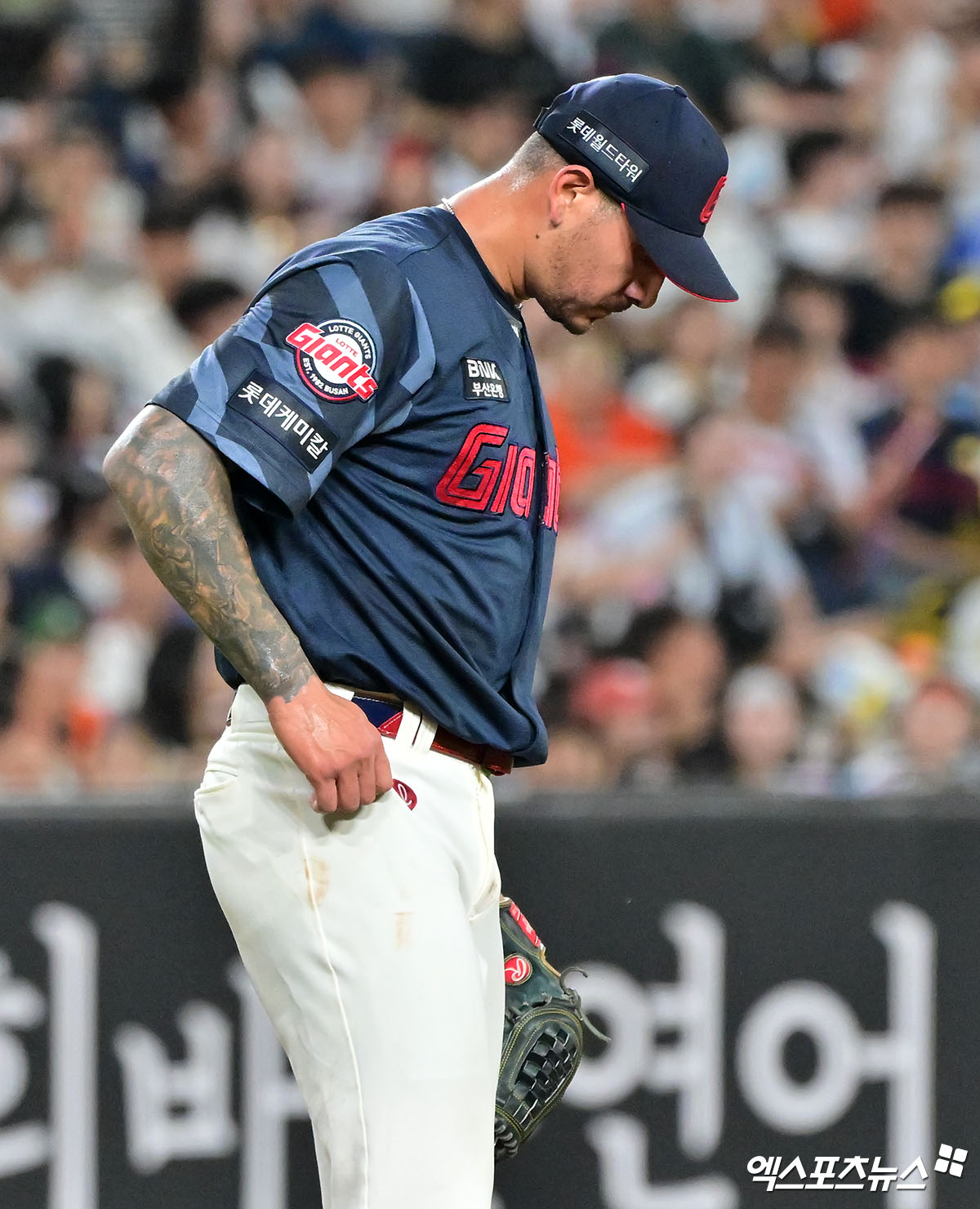롯데 자이언츠 빈스 벨라스케즈가 13일 부산 사직야구장에서 열린 2025 신한 SOL Bank KBO리그 SSG 랜더스와 홈경기에 선발 등판, 1회를 채 마치지 못하고 ⅔이닝 5피안타 1볼넷 2탈삼진 5실점 조기강판 됐다. 엑스포츠뉴스DB