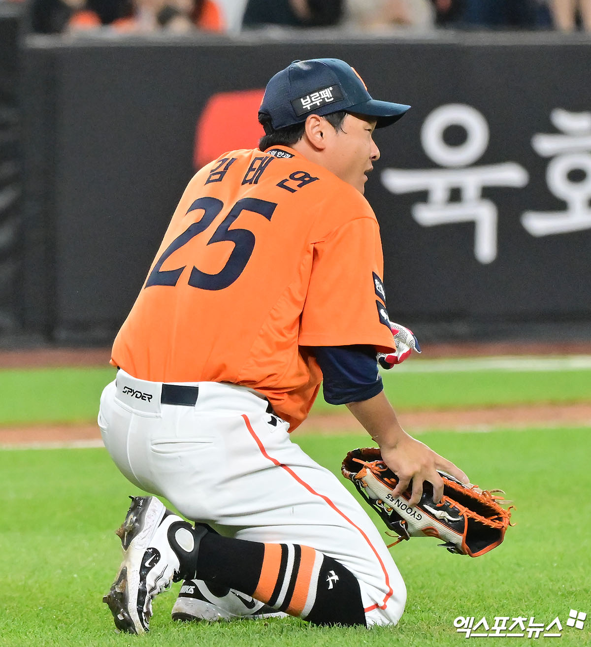 한화 이글스 김태연이 13일 대전 한화생명볼파크에서 열린 2025 신한 SOL Bank KBO리그 키움 히어로즈와의 팀 간 14차전에서 5회말 얼굴에 사구를 맞고 교체, 인근 병원으로 이동했다. 엑스포츠뉴스DB