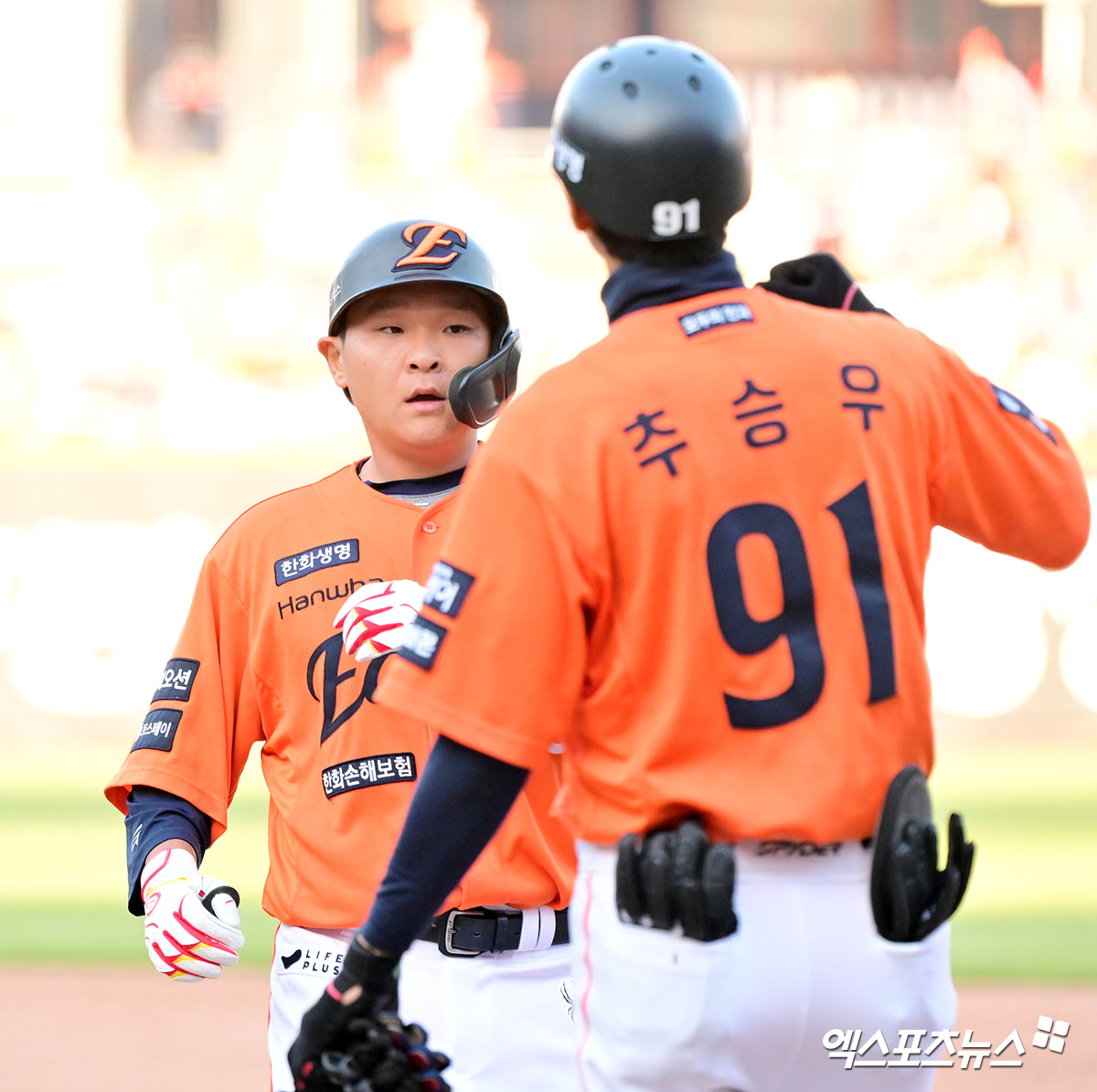 한화 이글스 김태연이 13일 대전 한화생명볼파크에서 열린 2025 신한 SOL Bank KBO리그 키움 히어로즈와의 팀 간 14차전에서 5회말 얼굴에 사구를 맞고 교체, 인근 병원으로 이동했다. 엑스포츠뉴스DB