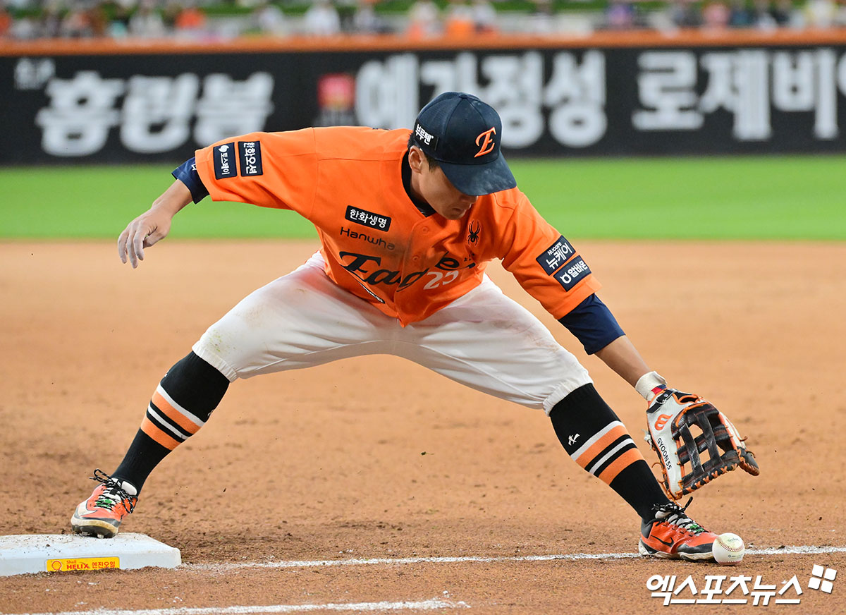 한화 이글스 김태연이 13일 대전 한화생명볼파크에서 열린 2025 신한 SOL Bank KBO리그 키움 히어로즈와의 팀 간 14차전에서 5회말 얼굴에 사구를 맞고 교체, 인근 병원으로 이동했다. 엑스포츠뉴스DB