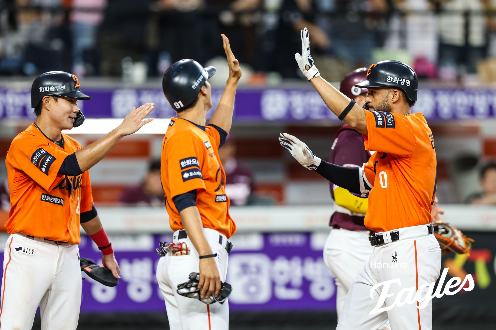 한화 이글스 외국인 타자 루이스 리베라토(오른쪽)가 13일 대전 한화생명볼파크에서 열린 2025 신한 SOL Bank KBO리그 키움 히어로즈와의 팀 간 14차전에서 5회말 만루 홈런을 기록했다. 사진 한화 이글스