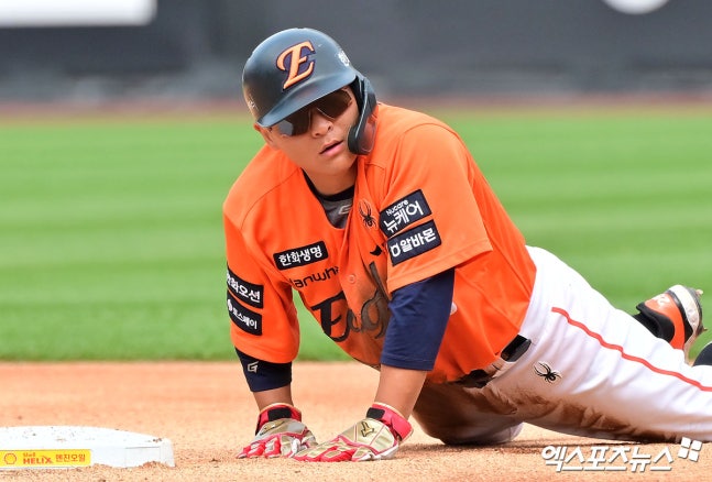 한화 이글스 김태연이 13일 대전 한화생명볼파크에서 열린 2025 신한 SOL Bank KBO리그 키움 히어로즈와의 팀 간 14차전에서 5회말 얼굴에 사구를 맞고 교체, 인근 병원으로 이동했다. CT 촬영 결과 특이사항이 없다는 소견을 받았다. 엑스포츠뉴스DB
