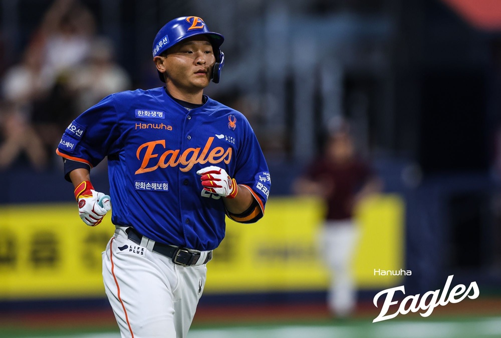 한화 이글스 김태연이 13일 대전 한화생명볼파크에서 열린 2025 신한 SOL Bank KBO리그 키움 히어로즈와의 팀 간 14차전에서 5회말 얼굴에 사구를 맞고 교체, 인근 병원으로 이동했다. CT 촬영 결과 특이사항이 없다는 소견을 받았다. 엑스포츠뉴스DB