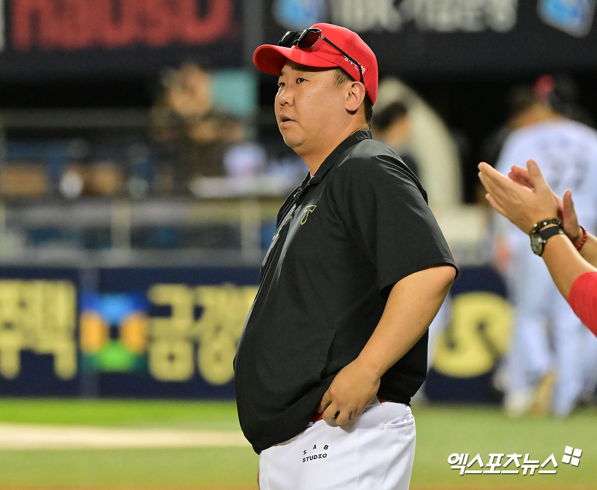 13일 오후 서울 송파구 잠실야구장에서 열린 '2025 신한 SOL Bank KBO리그' KIA 타이거즈와 LG 트윈스의 경기, KIA가 위즈덤과 최형우의 홈런에 힘입어 LG에 6:3으로 승리했다. 이날 경기에서 승리한 KIA 이범호 감독이 기뻐하고 있다. 잠실, 김한준 기자