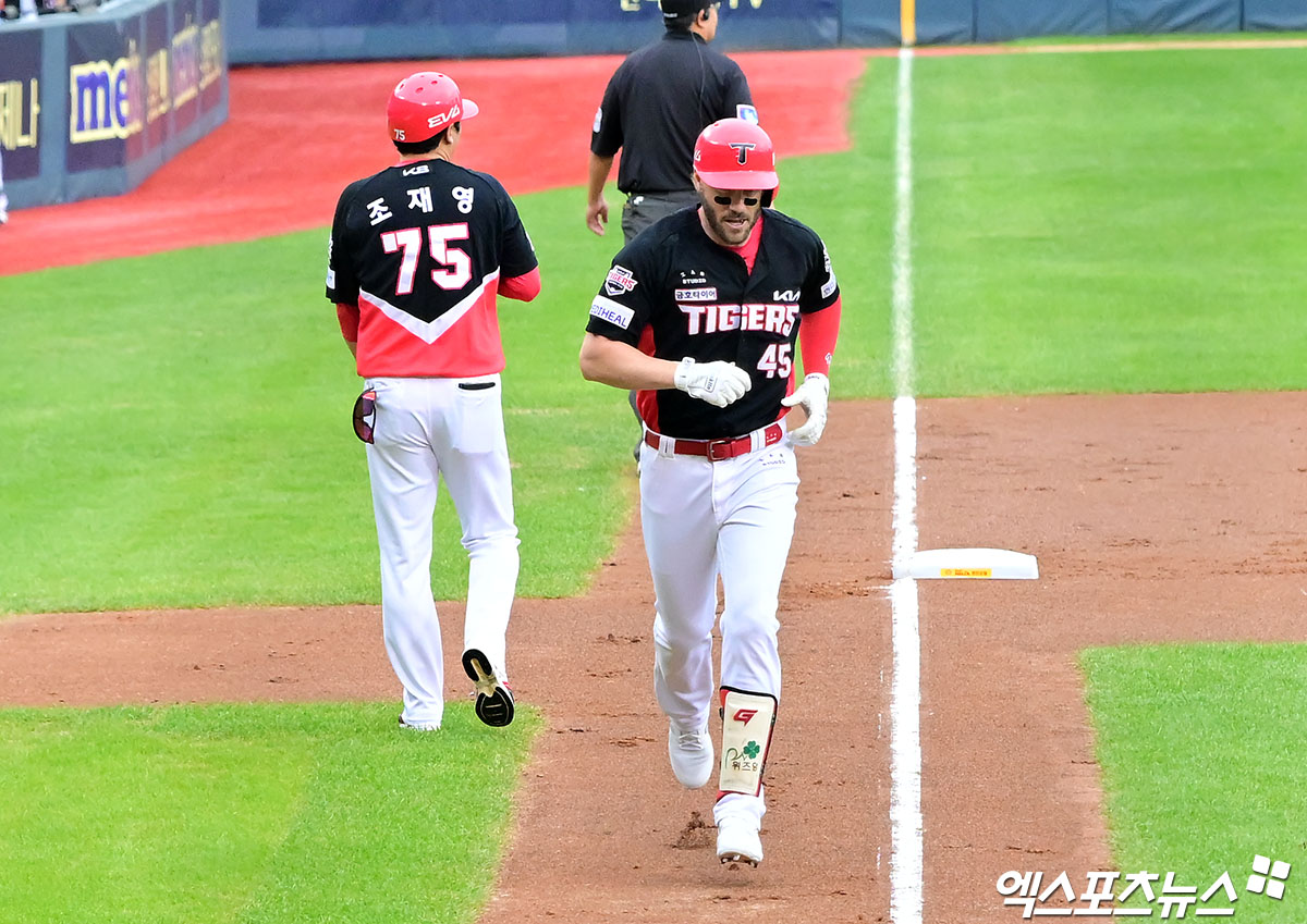 13일 오후 서울 송파구 잠실야구장에서 열린 '2025 신한 SOL Bank KBO리그' KIA 타이거즈와 LG 트윈스의 경기, 2회초1사 KIA 위즈덤이 솔로 홈런을 날린 후 그라운드를 돌고 있다. 잠실, 김한준 기자