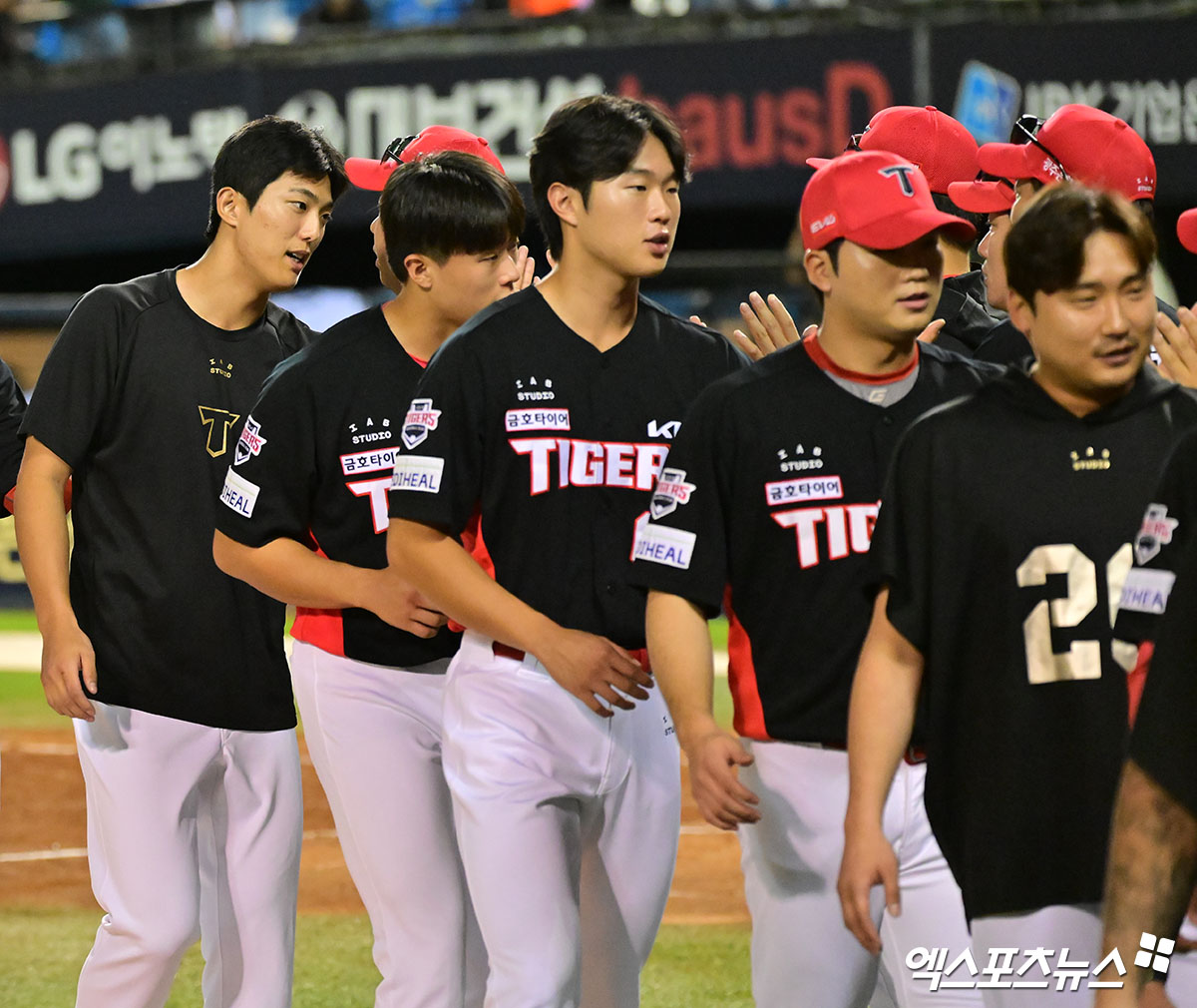 13일 오후 서울 송파구 잠실야구장에서 열린 '2025 신한 SOL Bank KBO리그' KIA 타이거즈와 LG 트윈스의 경기, KIA가 위즈덤과 최형우의 홈런에 힘입어 LG에 6:3으로 승리했다. 이날 경기에서 승리한 KIA 이의리가 이범호 감독과 하이파이브를 하고 있다. 잠실, 김한준 기자