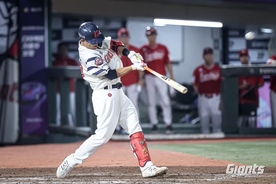 롯데 자이언츠 김민성이 13일 부산 사직야구장에서 열린 2025 신한 SOL Bank KBO리그 SSG 랜더스와 홈경기에 5번타자 겸 지명타자로 선발 출전해 9회말 끝내기 안타 포함 4타수 2안타 1타점 1득점 2볼넷을 기록했다. 롯데 자이언츠