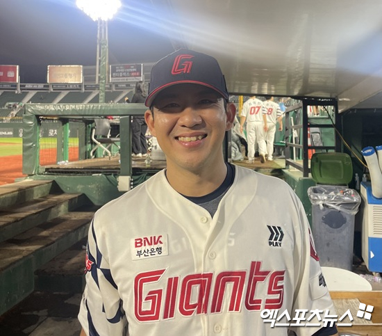 13일 부산 사직야구장에서 열린 2025 신한 SOL Bank KBO리그 SSG 랜더스와 롯데 자이언츠 간의 맞대결, 끝내기 안타로 팀 승리를 이끈 롯데 김민성이 취재진과 인터뷰에 응하고 있다. 엑스포츠뉴스 부산, 김유민 기자