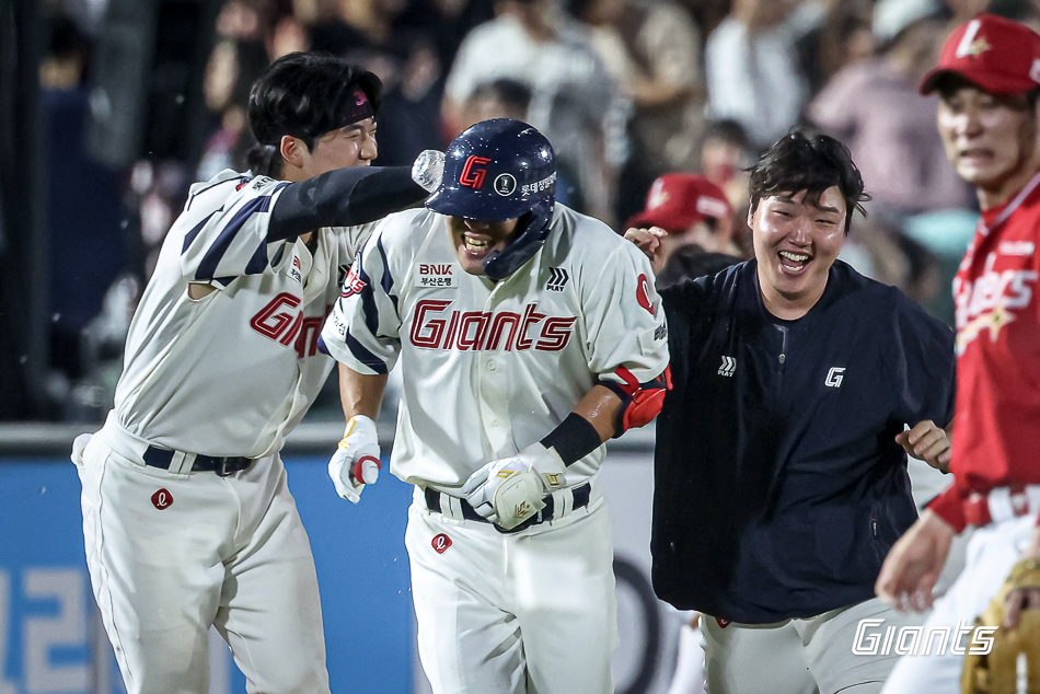 롯데 자이언츠 김민성이 13일 부산 사직야구장에서 열린 2025 신한 SOL Bank KBO리그 SSG 랜더스와 홈경기에 5번타자 겸 지명타자로 선발 출전해 9회말 끝내기 안타 포함 4타수 2안타 1타점 1득점 2볼넷을 기록했다. 롯데 자이언츠