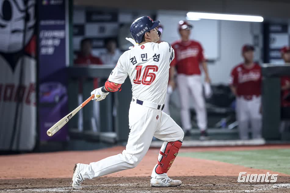 롯데 자이언츠 김민성이 13일 부산 사직야구장에서 열린 2025 신한 SOL Bank KBO리그 SSG 랜더스와 홈경기에 5번타자 겸 지명타자로 선발 출전해 9회말 끝내기 안타 포함 4타수 2안타 1타점 1득점 2볼넷을 기록했다. 롯데 자이언츠