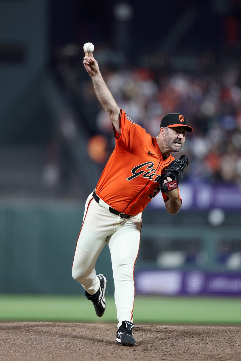 13일 미국 캘리포니아주 샌프란시스코의 오라클파크에서 열린 2025 미국 메이저리그 LA 다저스와 샌프란시스코 자이언츠의 경기, 5회초 2사 샌프란시스코 이정후가 다저스 오타니 쇼헤이의 타구를 처리하고 있다. AFP 연합뉴스