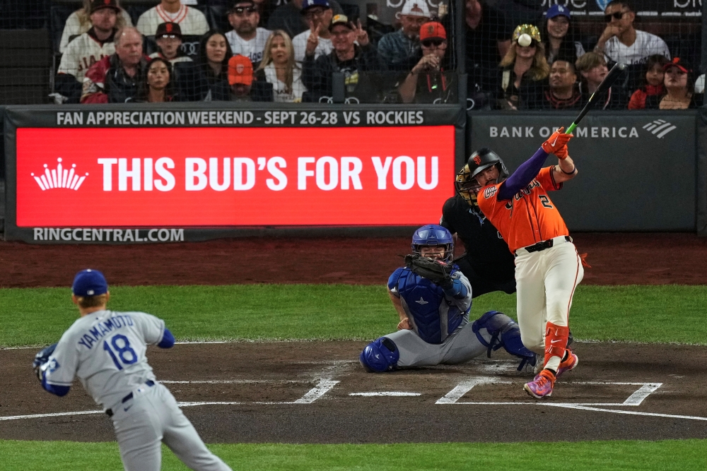 13일 미국 캘리포니아주 샌프란시스코의 오라클파크에서 열린 2025 미국 메이저리그 LA 다저스와 샌프란시스코 자이언츠의 경기, 1회말 1사 1루 샌프란시스코 윌리 아다메스가 2루타를 때리고 있다. AP 연합뉴스