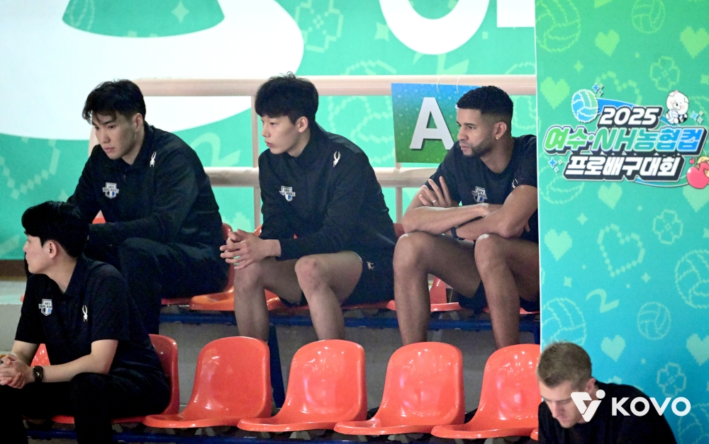 한국배구연맹(KOVO)이 14일 2025 여수·NH농협컵 프로배구대회 남자부 경기를 전면 취소하기로 결정했다. 국제배구연맹(FIVB)과 남자부 컵대회 개최 승인에 대해 지속적으로 소통을 해왔지만 개최에 대한 최종 답변을 받지 못했다. 결국 컵대회 남자부 경기를 전면 취소하는 초유의 사태를 맞게 됐다. KOVO