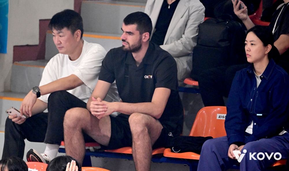 한국배구연맹(KOVO)이 14일 2025 여수·NH농협컵 프로배구대회 남자부 경기를 전면 취소하기로 결정했다. 국제배구연맹(FIVB)과 남자부 컵대회 개최 승인에 대해 지속적으로 소통을 해왔지만 개최에 대한 최종 답변을 받지 못했다. 결국 컵대회 남자부 경기를 전면 취소하는 초유의 사태를 맞게 됐다. KOVO