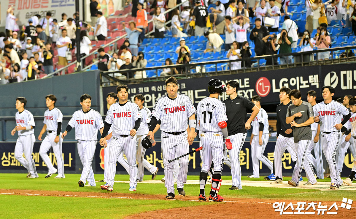 13일 오후 서울 송파구 잠실야구장에서 열린 '2025 신한 SOL Bank KBO리그' KIA 타이거즈와 LG 트윈스의 경기, KIA가 위즈덤과 최형우의 홈런에 힘입어 LG에 6:3으로 승리했다. 경기종료 후 LG 선수들이 그라운드로 나오고 있다. 잠실, 김한준 기자