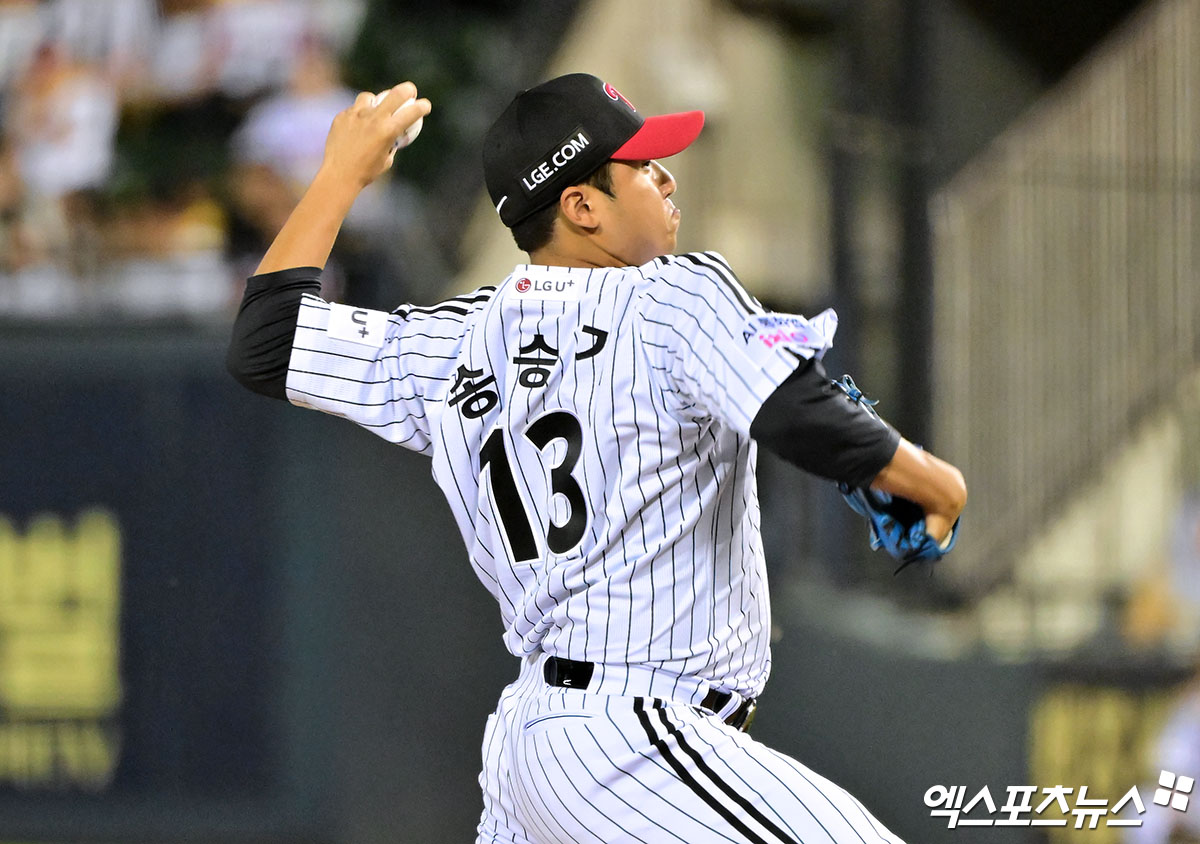 13일 오후 서울 송파구 잠실야구장에서 열린 '2025 신한 SOL Bank KBO리그' KIA 타이거즈와 LG 트윈스의 경기, 8회초 1사 1,2루 LG 송승기가 공을 힘차게 던지고 있다. 엑스포츠뉴스DB