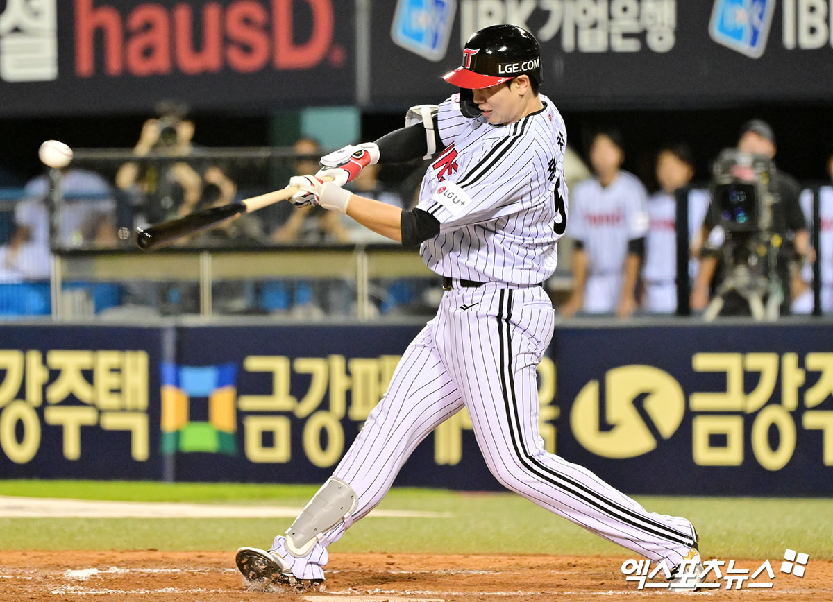 13일 오후 서울 송파구 잠실야구장에서 열린 '2025 신한 SOL Bank KBO리그' KIA 타이거즈와 LG 트윈스의 경기, 7회말 1사 LG 홍창기가 중전안타를 날리고 있다. 엑스포츠뉴스DB