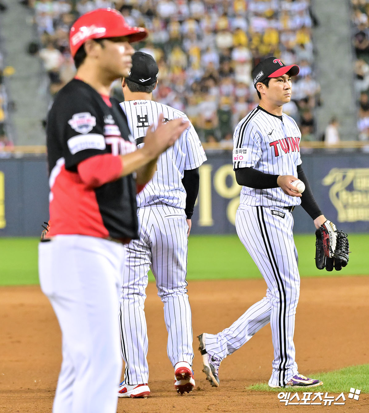 13일 오후 서울 송파구 잠실야구장에서 열린 '2025 신한 SOL Bank KBO리그' KIA 타이거즈와 LG 트윈스의 경기, 9회초 무사 1,2루 LG 문보경이 포구 실책을 한 후 아쉬워하고 있다. 엑스포츠뉴스DB