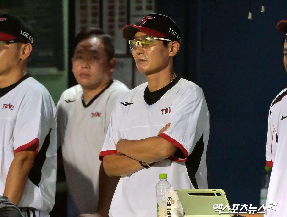 11일 오후 서울 송파구 잠실야구장에서 열린 '2025 신한 SOL Bank KBO리그' KT 위즈와 LG 트윈스의 경기, 9회말 LG 염경엽 감독이 경기를 지켜보고 있다. 엑스포츠뉴스DB