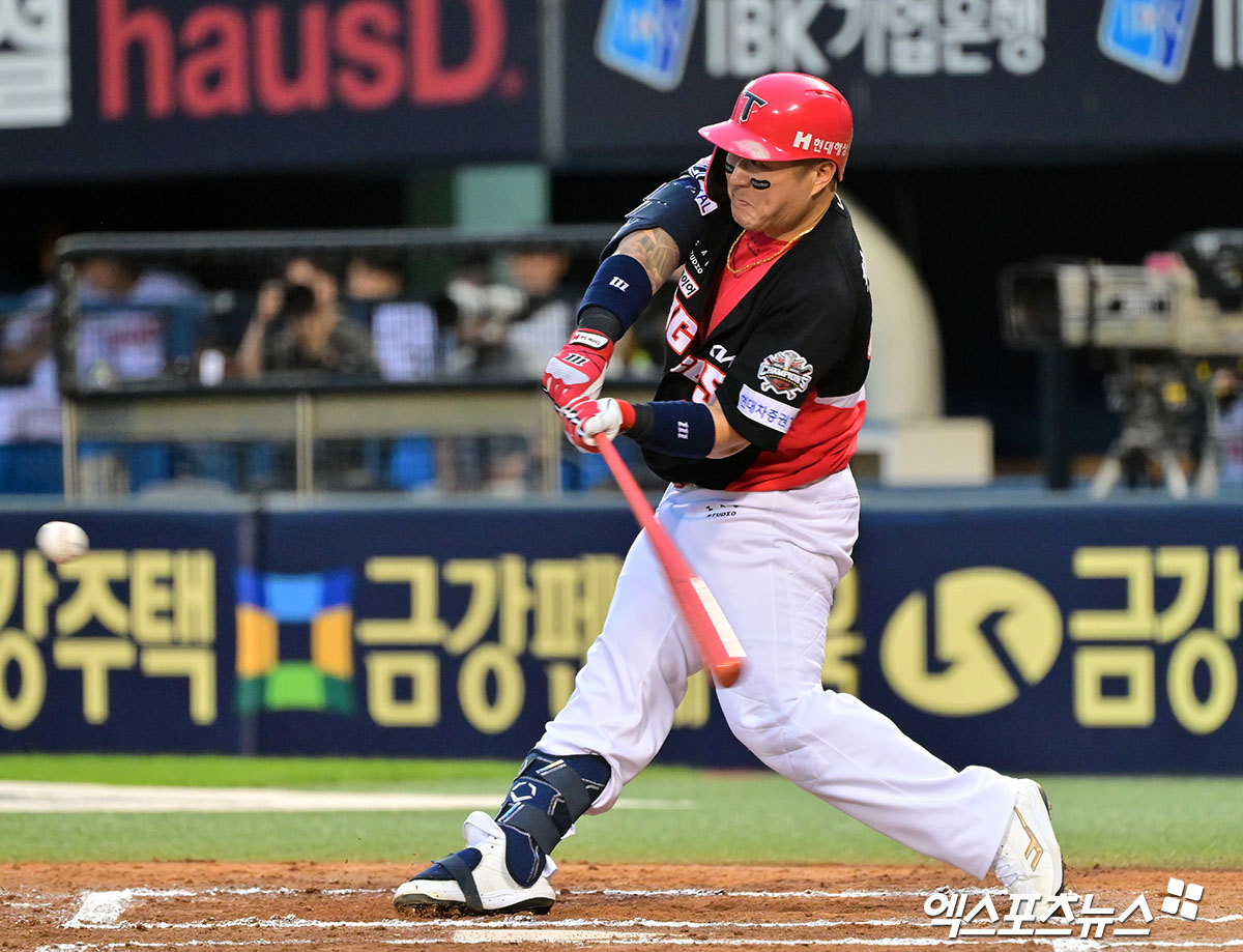 13일 오후 서울 송파구 잠실야구장에서 열린 '2025 신한 SOL Bank KBO리그' KIA 타이거즈와 LG 트윈스의 경기, 6회초 KIA 최형우가 솔로 홈런을 날리고 있다. 엑스포츠뉴스 DB