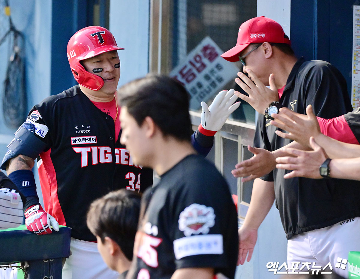 13일 오후 서울 송파구 잠실야구장에서 열린 '2025 신한 SOL Bank KBO리그' KIA 타이거즈와 LG 트윈스의 경기, 6회초 KIA 최형우가 솔로 홈런을 날린 후 더그아웃에서 축하를 받고 있다. 엑스포츠뉴스 DB