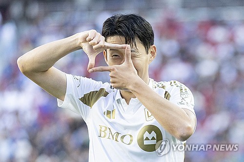 손흥민이 14일(한국시간) 미국 캘리포니아주 산타클라라에 있는 리바이스 스타디움에서 열린 산호세 어스퀘이크스와 LAFC의 2025시즌 미국 메이저리그사커(MLS) 원정 경기에 선발 출장해 1분도 채 되지 않아 선제 골을 터뜨리며 팀의 4-2 승리를 이끌었다. 연합뉴스