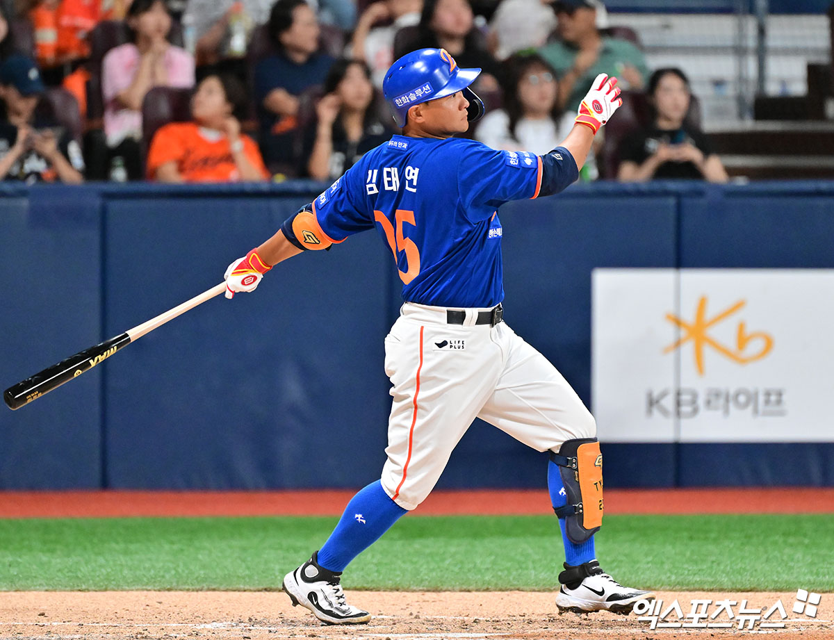 한화 이글스 외야수 김태연이 지난 13일 키움 히어로즈와의 대전 홈 경기에서 얼굴에 사구를 맞은 여파로 이튿날 게임에 결장했다. 사진 엑스포츠뉴스 DB