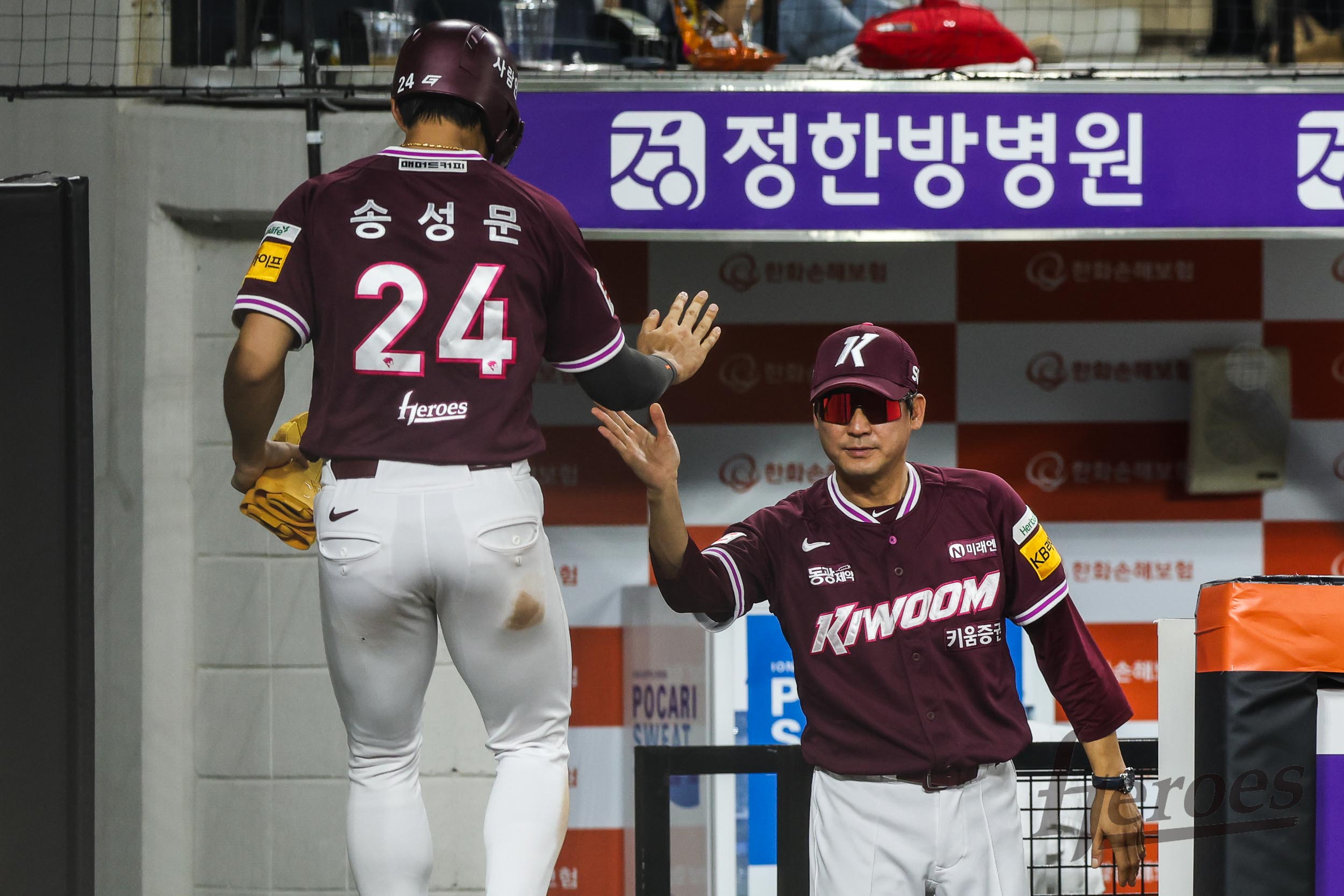 설종진(오른쪽) 감독 대행이 이끄는 키움 히어로즈가 14일 대전 한화생명볼파크에서 열린 2025 신한 SOL Bank KBO리그 한화와의 팀 간 15차전에서 이겼다. 사진 키움 히어로즈