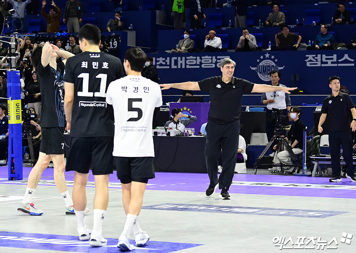 5일 오후 인천 계양체육관에서 열린 '2024-2025 도드람 V-리그' 남자부 챔피언결정전 3차전 현대캐피탈과 대한항공의 경기, 현대캐피탈이 3:1의 세트스코어로 승리하며 다섯 번째 통합우승과 함께 구단 최초 트레블(정규리그 1위·컵대회·챔피언결정전 우승)을 달성했다.  경기 종료 직후 현대캐피탈 블랑 감독이 선수들을 향해 미소짓고 있다. 엑스포츠뉴스 DB