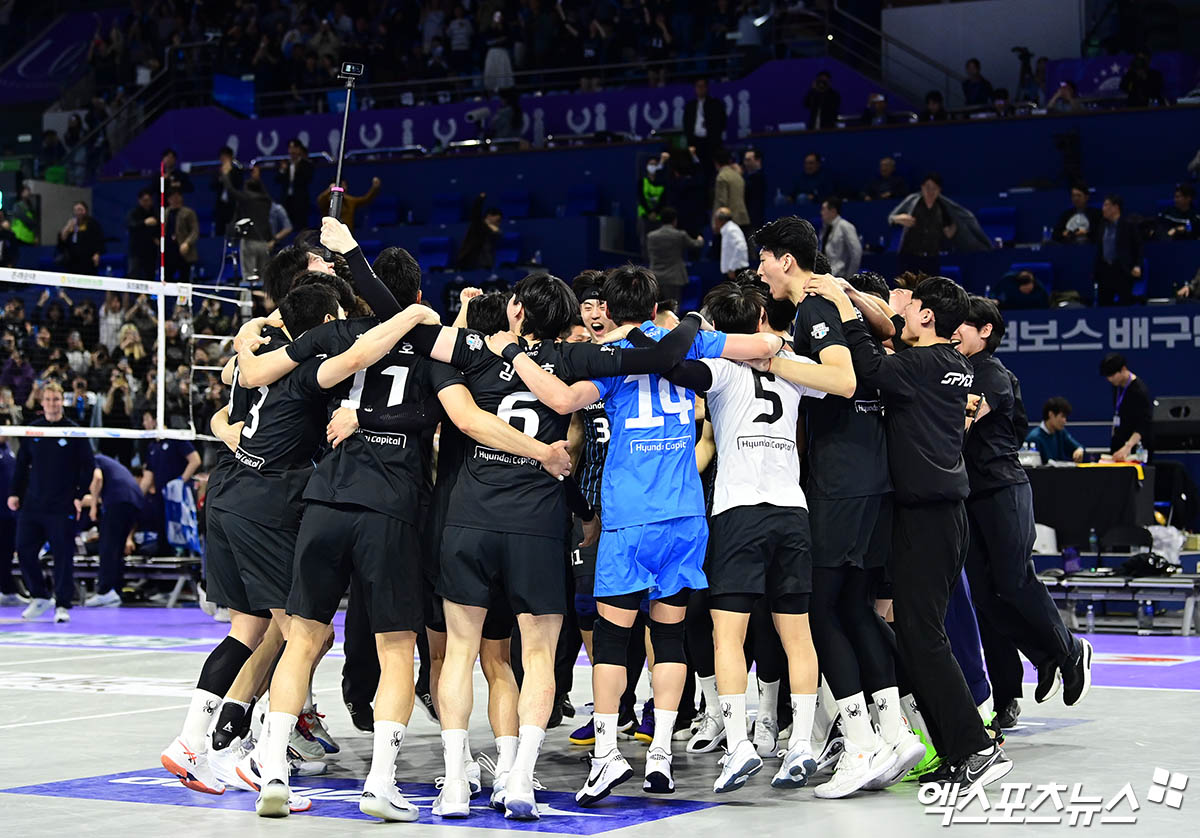 5일 오후 인천 계양체육관에서 열린 '2024-2025 도드람 V-리그' 남자부 챔피언결정전 3차전 현대캐피탈과 대한항공의 경기, 현대캐피탈이 3:1의 세트스코어로 승리하며 다섯 번째 통합우승과 함께 구단 최초 트레블(정규리그 1위·컵대회·챔피언결정전 우승)을 달성했다.  경기 종료 직후 현대캐피탈 선수들이 우승의 기쁨을 나누고 있다. 엑스포츠뉴스 DB