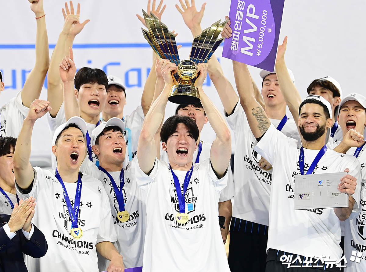 5일 오후 인천 계양체육관에서 열린 '2024-2025 도드람 V-리그' 남자부 챔피언결정전 3차전 현대캐피탈과 대한항공의 경기, 현대캐피탈이 3:1의 세트스코어로 승리하며 다섯 번째 통합우승과 함께 구단 최초 트레블(정규리그 1위·컵대회·챔피언결정전 우승)을 달성했다.  현대캐피탈 허수봉이 트로피 세리머니를 하고 있다. 엑스포츠뉴스 DB