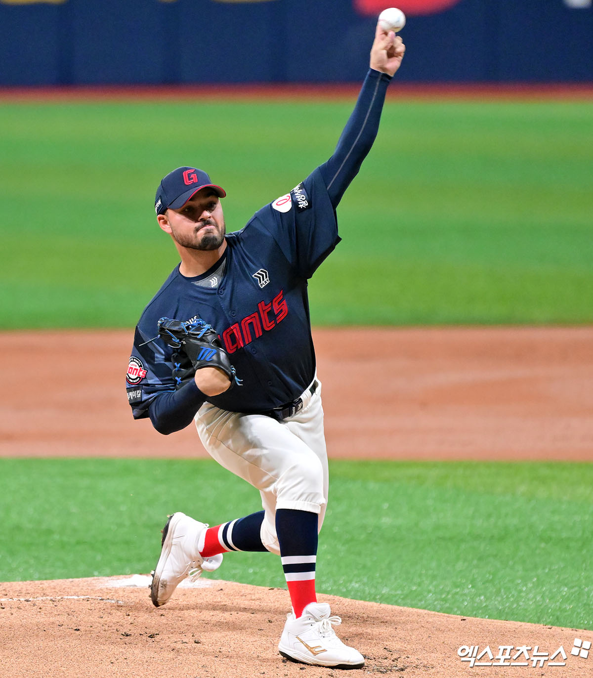 24일 오후 서울 구로구 고척스카이돔에서 열린 '2025 신한 SOL Bank KBO리그' 롯데 자이언츠와 키움 히어로즈의 경기, 1회말 롯데 선발투수 감보아가 공을 힘차게 던지고 있다. 엑스포츠뉴스 DB