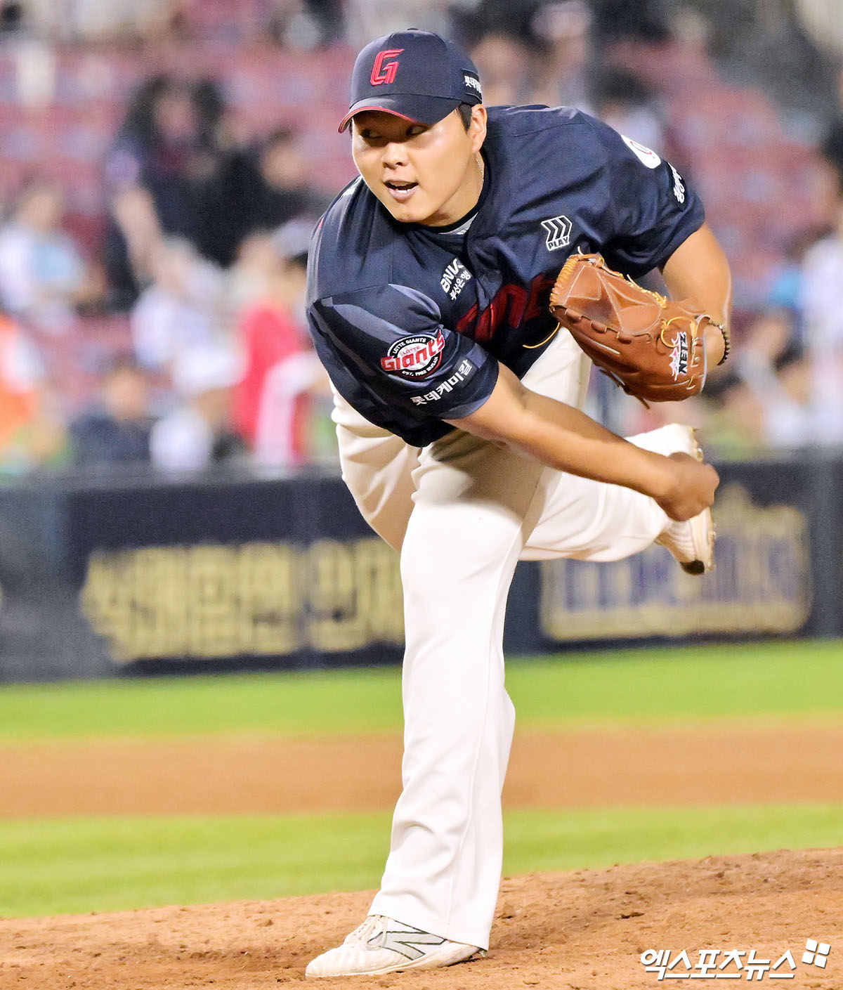 21일 오후 서울 송파구 잠실야구장에서 열린 '2025 신한 SOL Bank KBO리그' 롯데 자이언츠와 LG 트윈스의 경기, 11회말 롯데 박진이 공을 힘차게 던지고 있다. 엑스포츠뉴스 DB