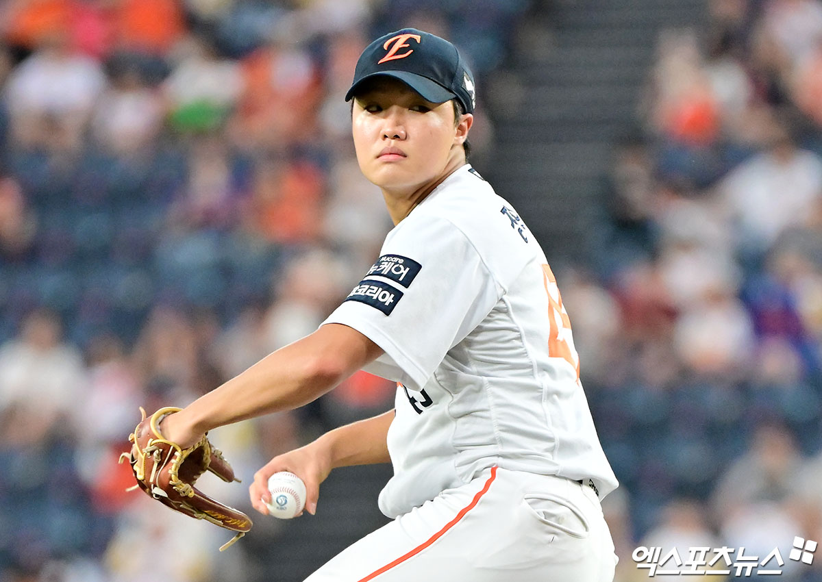 15일 오후 대전 한화생명 볼파크에서 열린 '2025 신한 SOL Bank KBO리그' 키움 히어로즈와 한화 이글스의 경기, 1회초 한화 선발투수 정우주가 공을 힘차게 던지고 있다. 대전, 김한준 기자