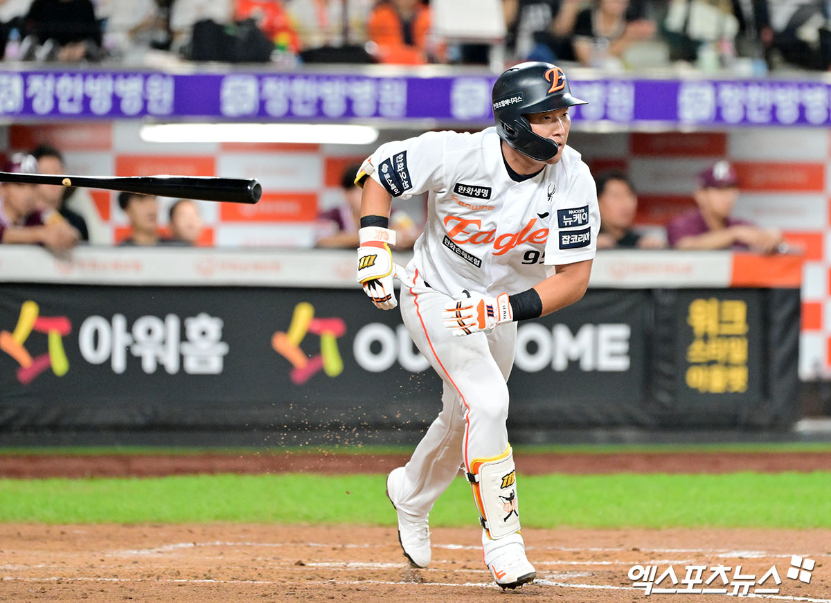 15일 오후 대전 한화생명 볼파크에서 열린 '2025 신한 SOL Bank KBO리그' 키움 히어로즈와 한화 이글스의 경기, 2회말 1사 만루 한화 황영묵이 2타점 적시타를 날리고 있다. 대전, 김한준 기자