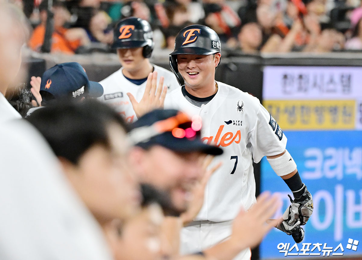 15일 오후 대전 한화생명 볼파크에서 열린 '2025 신한 SOL Bank KBO리그' 키움 히어로즈와 한화 이글스의 경기, 2회말 1사 만루 한화 이도윤이 황영묵의 2타점 적시타때 득점에 성공하고 있다. 대전, 김한준 기자