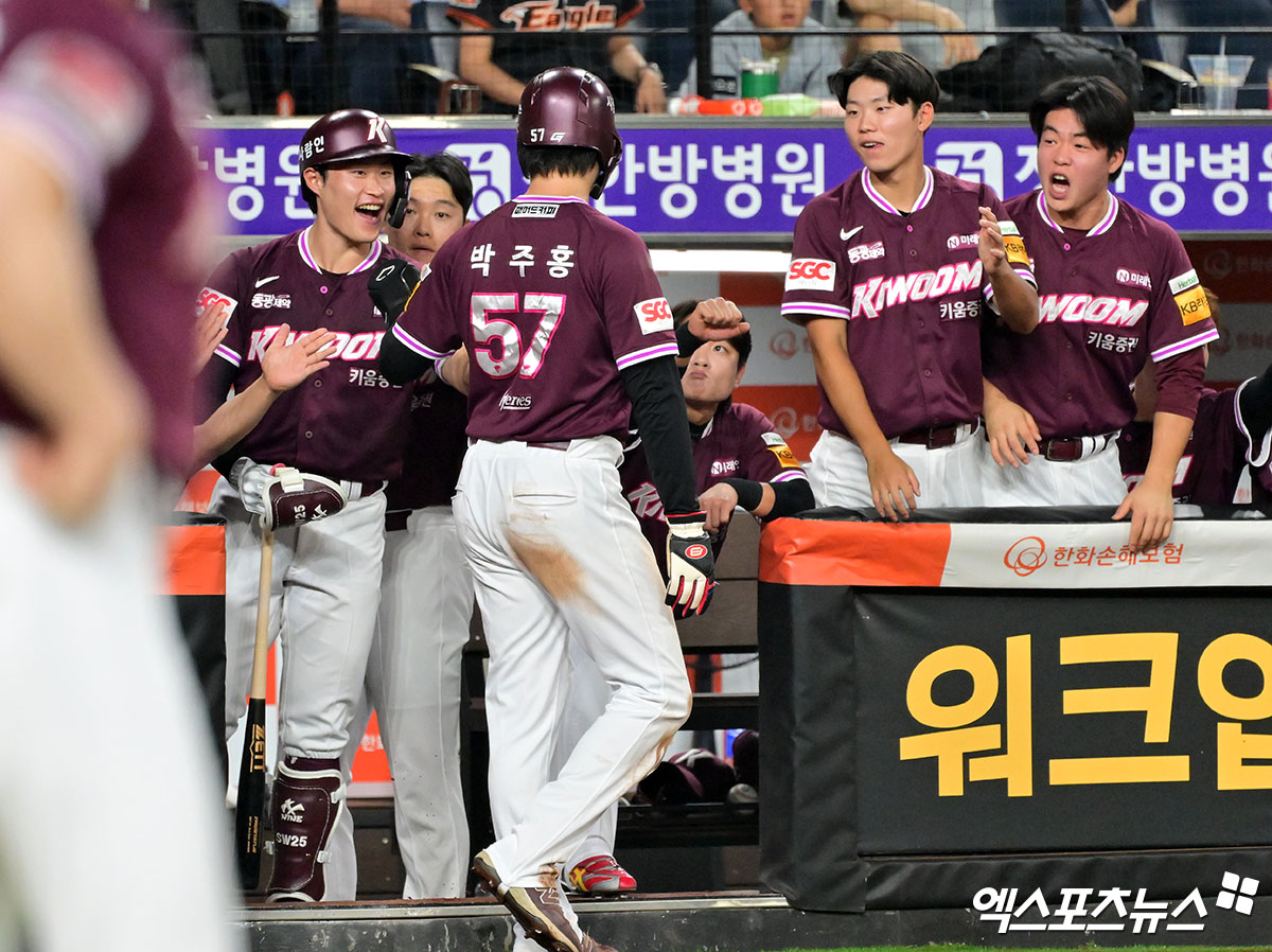 15일 오후 대전 한화생명 볼파크에서 열린 '2025 신한 SOL Bank KBO리그' 키움 히어로즈와 한화 이글스의 경기, 3회초 1사 3루 키움 박주홍이 송성문의 1타점 3루타때 득점에 성공하고 있다. 대전, 김한준 기자