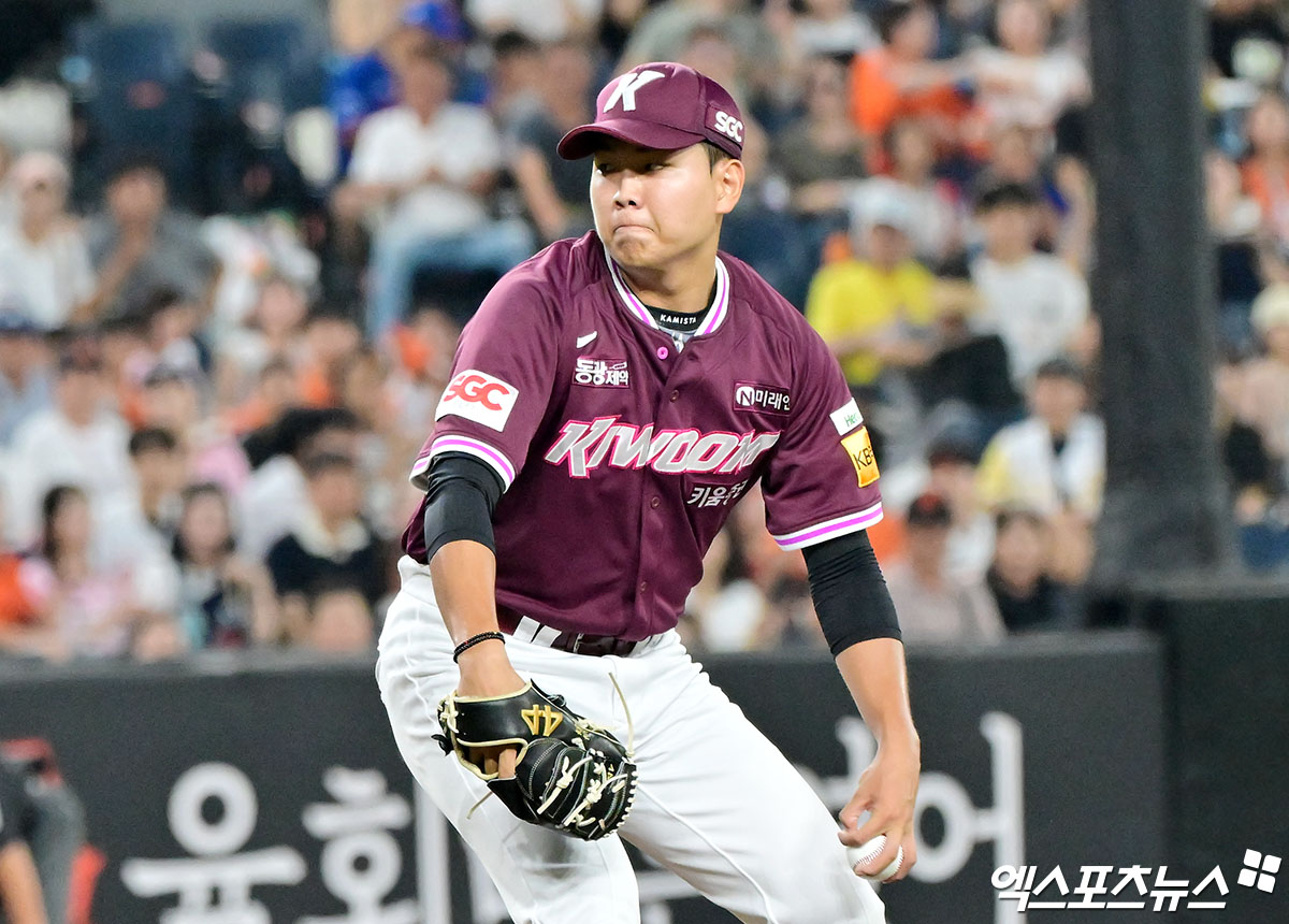 15일 오후 대전 한화생명 볼파크에서 열린 '2025 신한 SOL Bank KBO리그' 키움 히어로즈와 한화 이글스의 경기, 1회말 키움 선발투수 박정훈이 공을 힘차게 던지고 있다. 대전, 김한준 기자