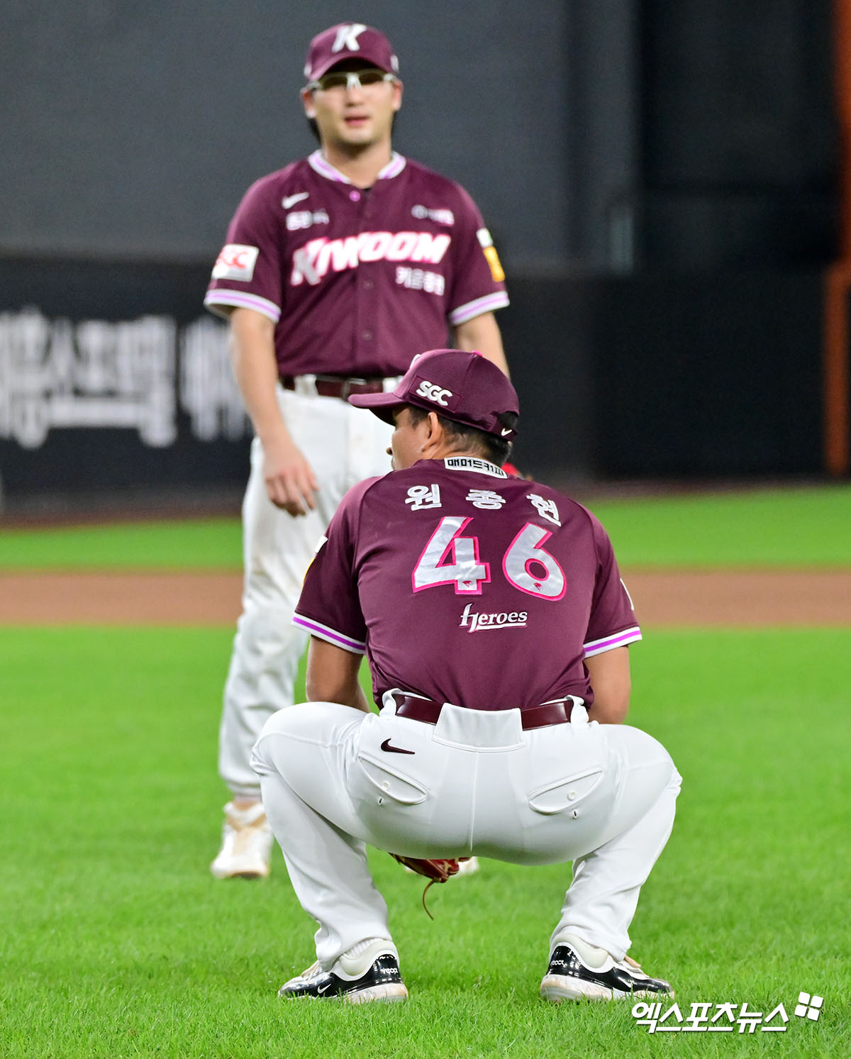 15일 오후 대전 한화생명 볼파크에서 열린 '2025 신한 SOL Bank KBO리그' 키움 히어로즈와 한화 이글스의 경기, 8회말 1사 1,3루 키움 원종현이 한화 이진영의 내야땅볼때 1루 송구를 하며 득점을 허용한 후 아쉬워하고 있다. 대전, 김한준 기자