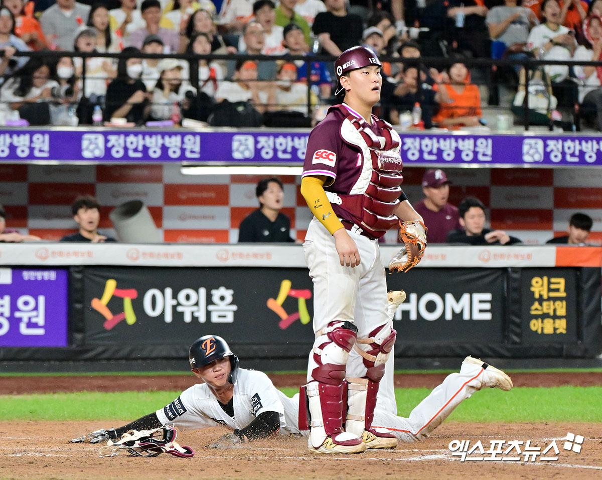 15일 오후 대전 한화생명 볼파크에서 열린 '2025 신한 SOL Bank KBO리그' 키움 히어로즈와 한화 이글스의 경기, 8회말 1사 1,3루 한화 이원석이 이진영의 내야땅볼때 득점에 성공하고 있다. 대전, 김한준 기자