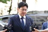 방시혁, 포토라인서 고개 숙였다… '부정거래 의혹' 부인→경찰 조사 후 달라질까 (엑's 현장)[종합]